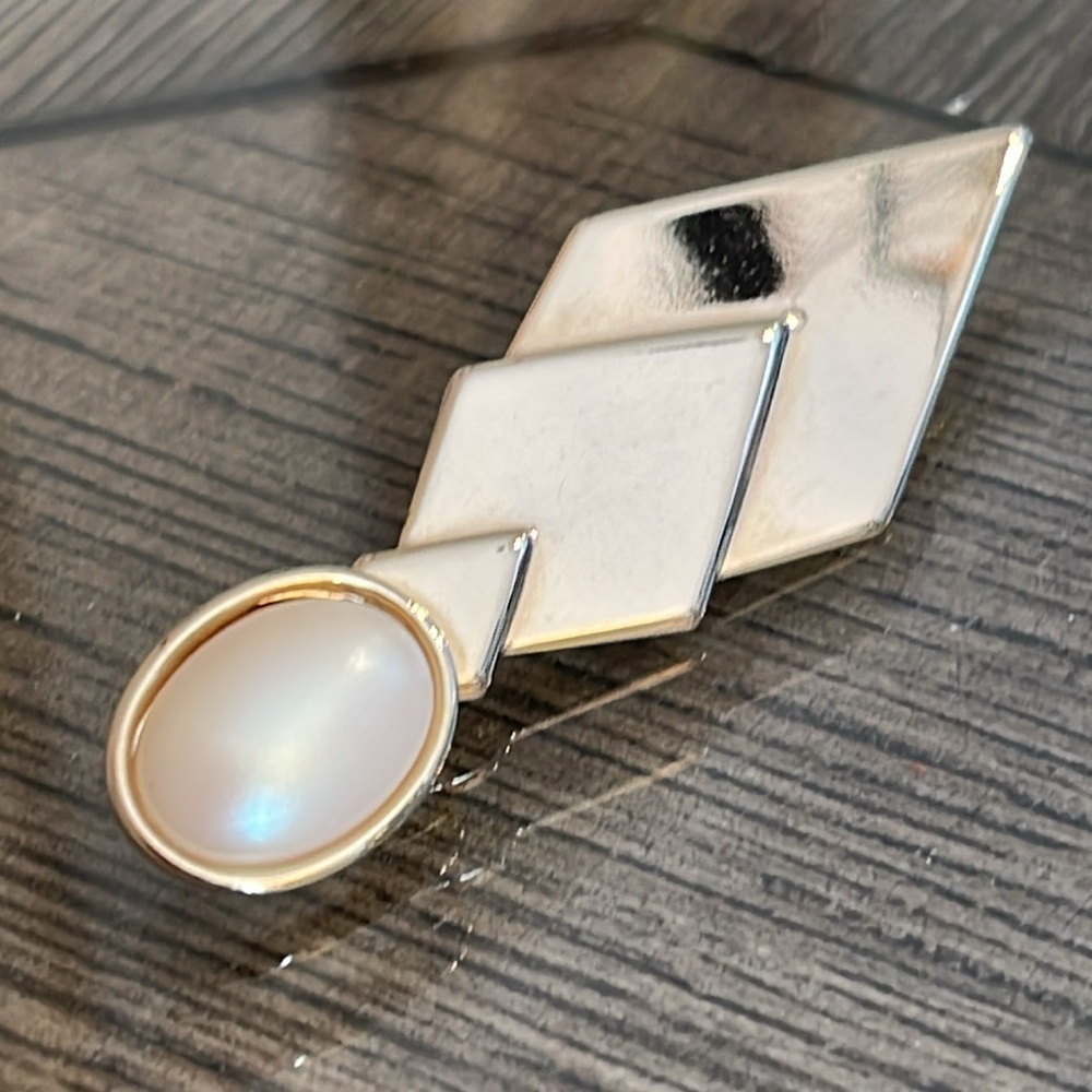 Art Deco Style Pin with Faux Oval Pearl Cabochon - Picture 3 of 14
